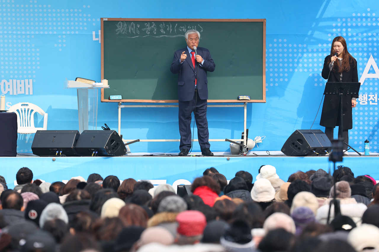 전광훈 사랑제일교회 목사가 16일 서울 종로구 세종대로에서 열린 광화문 전국 주일 연합예배에서 발언하고 있다. [연합]