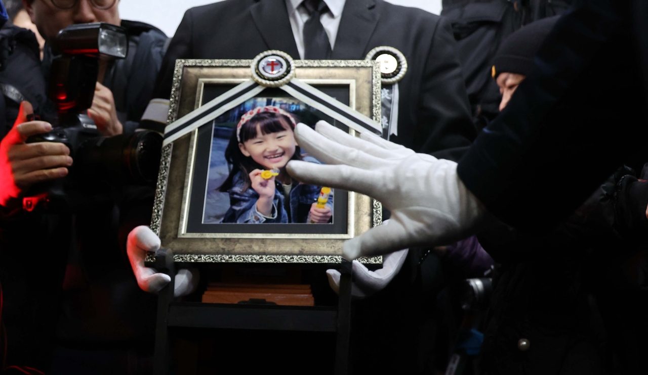 학교에서 교사에게 살해된 8살 김하늘 양이 14일 영면에 들어갔다. 하늘이 영정 사진을 앞세운 유가족들이 빈소를 나서고 있다. [연합]