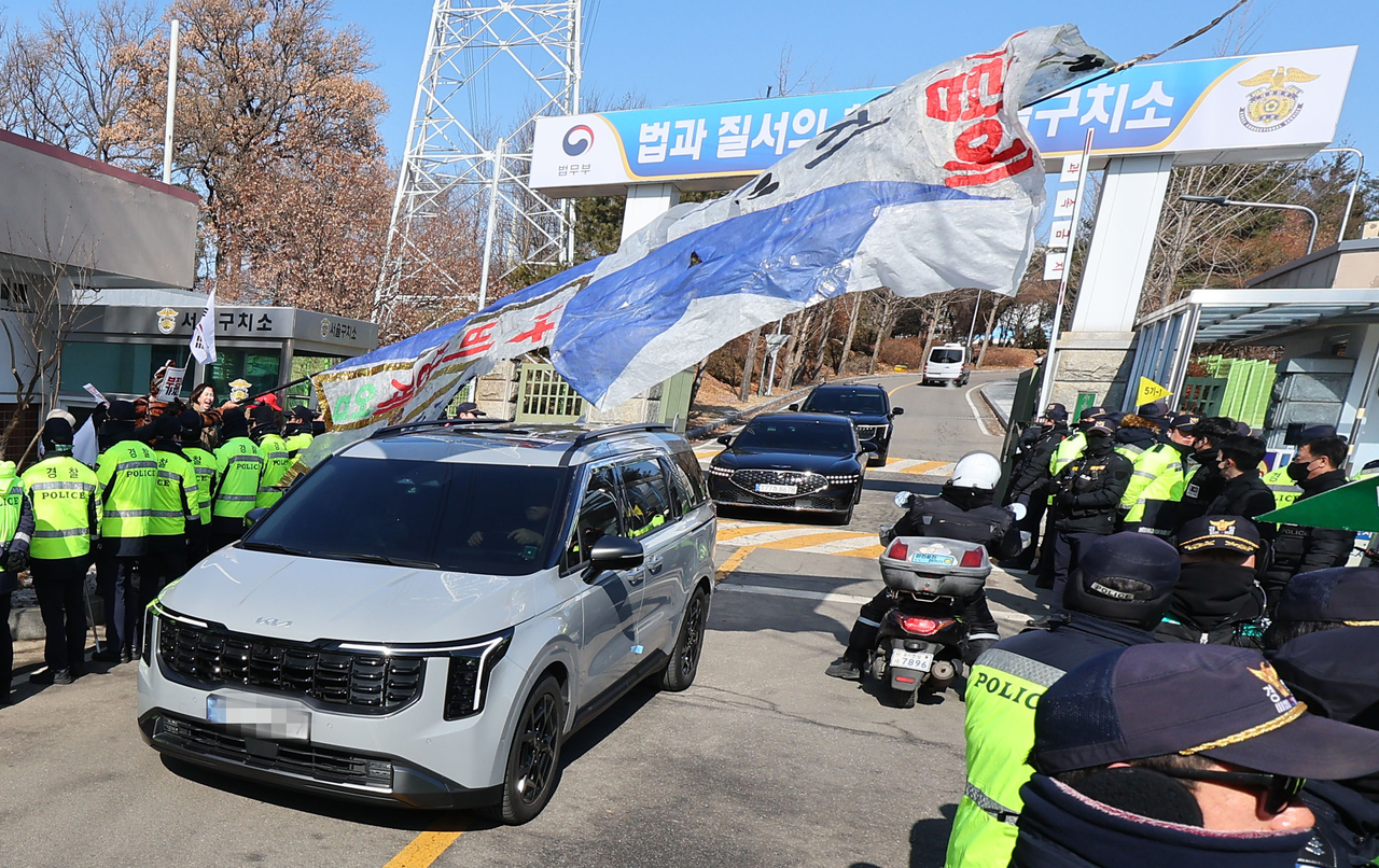 People Party Interim Leader Kwon Young-Se, PPP floor leader Kweon Seong-Dong, 5th term MP and PPP lawmaker Na Kyung-Won visited President Yong and then turned into a vehicle at Seoul Detention Centre in Uiwang, Gyeonggi Province I'm leaving. Suk Yeol is in prison on February 3rd