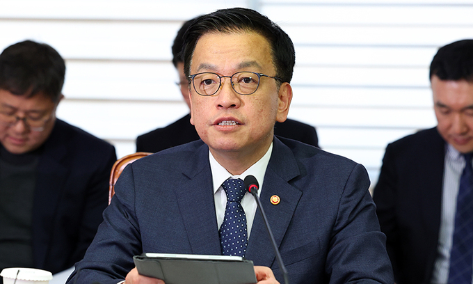 Acting President and Deputy Prime Minister Choi Sang-mok (Newsis)