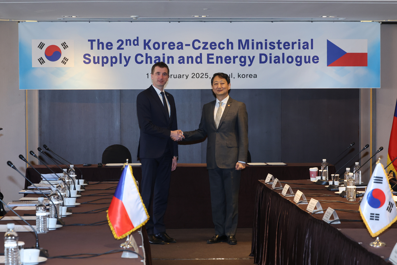 South Korea's Industry Minister Ahn Duk-geun and the Czech Republic's Minister for Industry and Trade Lukas Vlcek pose for a photo ahead of the second round of the Korea-Czech ministerial supply chain and energy dialogue in Seoul on Monday. (Yonhap)