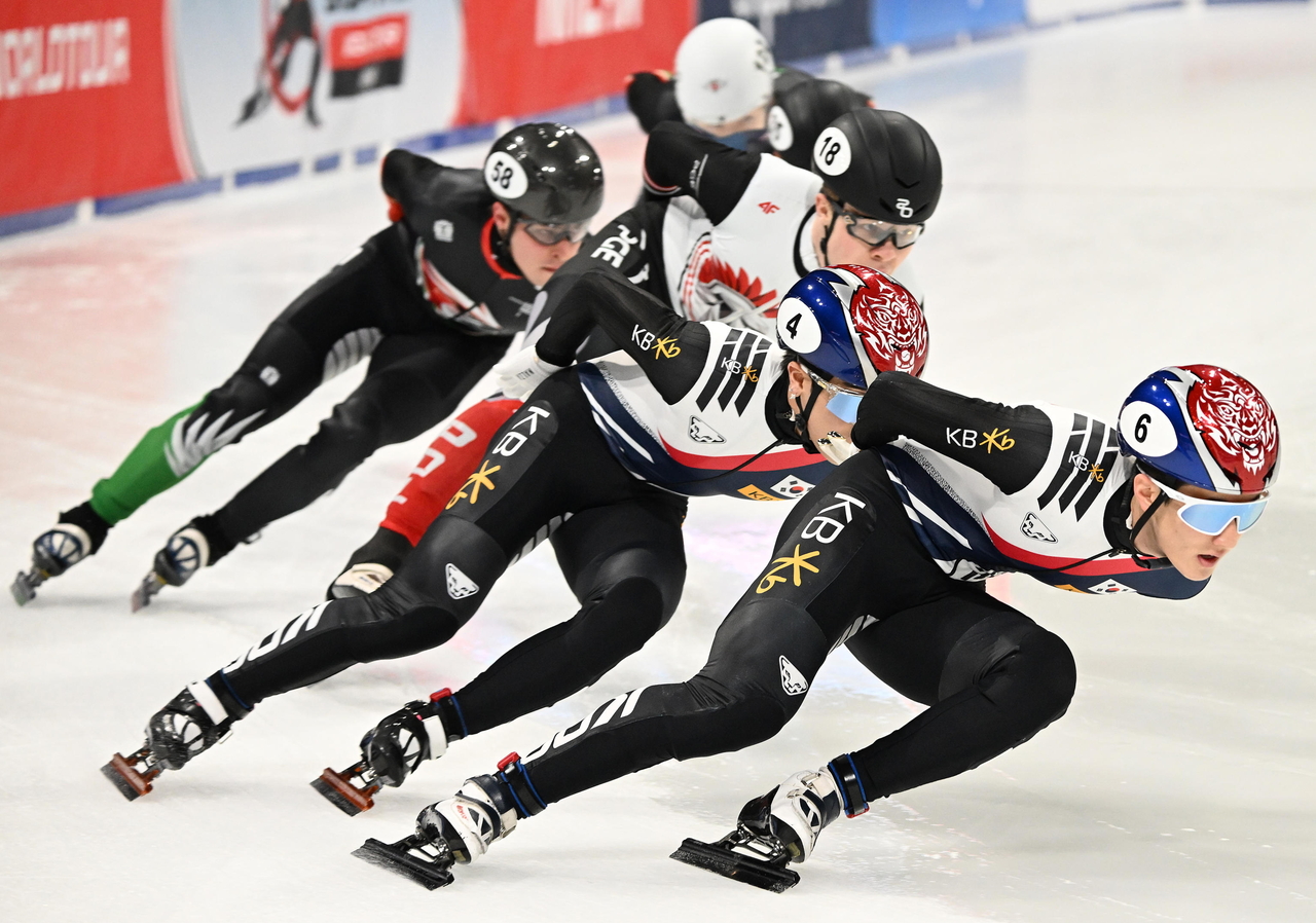 Jang Sung-woo of South Korea competes during the men's 1,500-meter quarterfinals at the International Skating Union Short Track World Tour event at Milano Ice Skating Arena in Milan, Italy, on Sunday. (EPA-Yonhap)