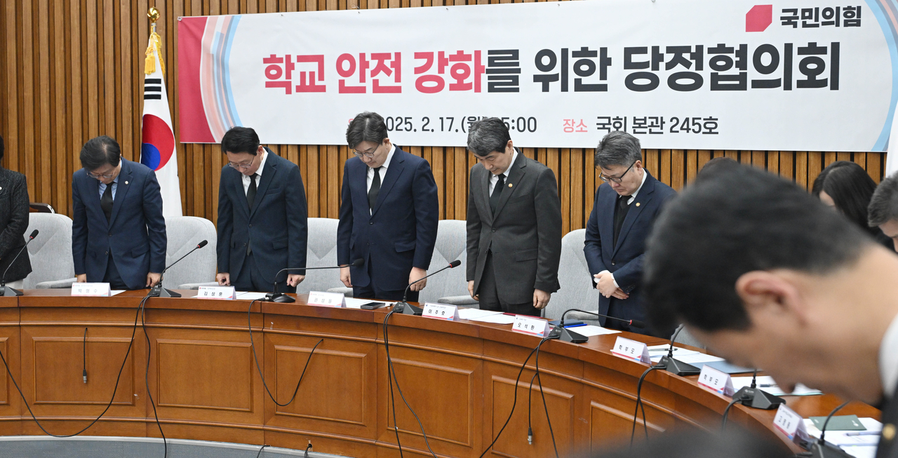 권성동 국민의힘 원내대표가 17일 오후 서울 여의도 국회에서 열린 학교 안전 강화를 위한 슬롯사이트 보스협의회에 참석해 고 김하늘 양에 대한 묵념을 하고 있다.  이상섭 기자