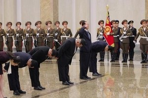 N. Korea's Kim visits mausoleum for 1st time in 4 yrs to mark late leader's birthday
