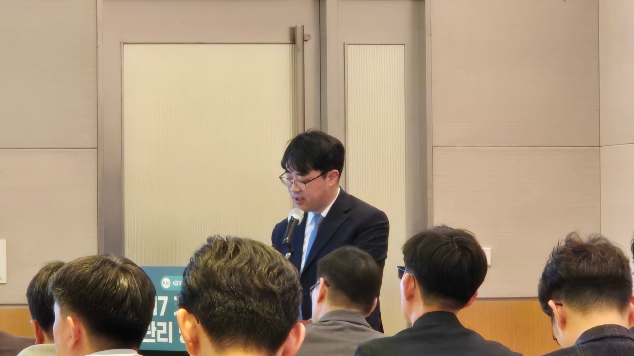 노건엽 보험연구원 실장이 17일 오후 서울 여의도 한경협회관(FKI타워)에서 열린 ‘IFRS17 기초가정 관리방안’ 세미나에서 ‘‘IFRS17 기초가정 관리·감독 해외 사례’ 보고서를 발표하고 있다. [박성준 기자]