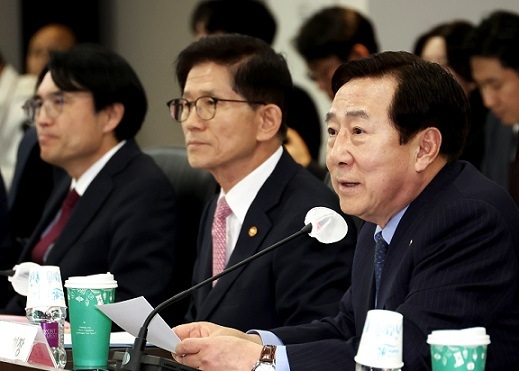17일 김기문 중기중앙회장(오른쪽)이 김문수 고용노동부 장관 초청 ‘중소기업인 간담회’에서 ‘주 52시간제’ 보완조치 등을 요청하고 있다. [중기중앙회 제공]