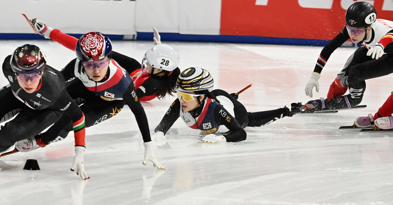 Kim Gil-li of South Korea falls during the women's 1,500-meter semifinals at the International Skating Union Short Track World Tour event at Milano Ice Skating Arena in Milan, Italy, on Sunday. (EPA-Yonhap)