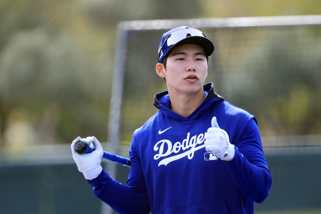 Kim Hye-seong of the Los Angeles Dodgers gives a thumbs-up during spring training at Camelback Ranch in Glendale, Arizona, on Sunday. (Yonhap)