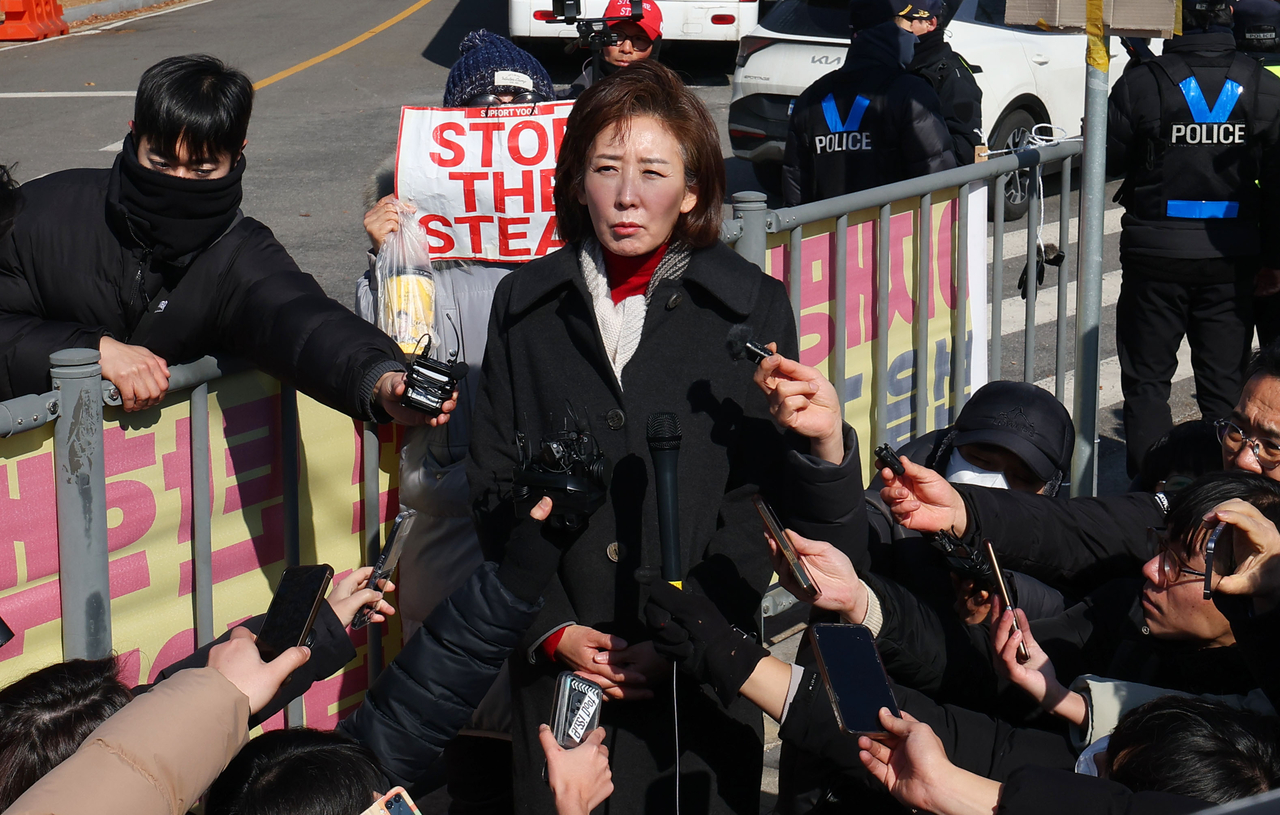 Die regierende People Power Party Rep. Na Kyung-Won spricht mit Reportern, nachdem er am 3. Februar im Seoul-Detentionskenter in Uiwang, Gyeonggi, am 3. Februar den suspendierten Präsidenten Yoon Suk Yeol im Seoul-Detentionszentrum spricht. Yonhap