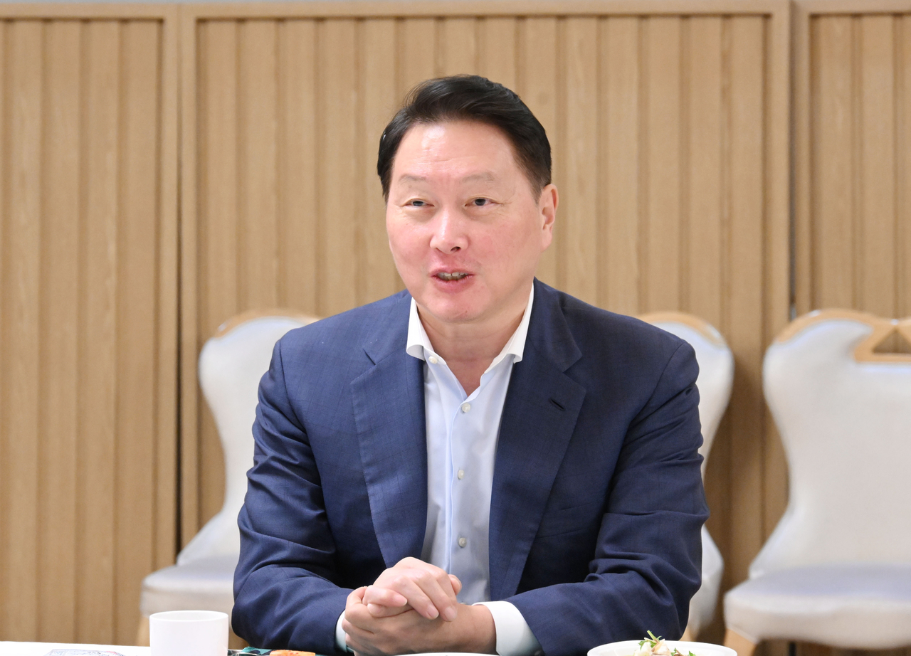 Chey Tae-won, chairman of SK Group and the Korea Chamber of Commerce and Industry, speaking at a meeting with acting President Choi Sang-mok and business leaders at the government complex building in Seoul on Sunday. (Finance Ministry)