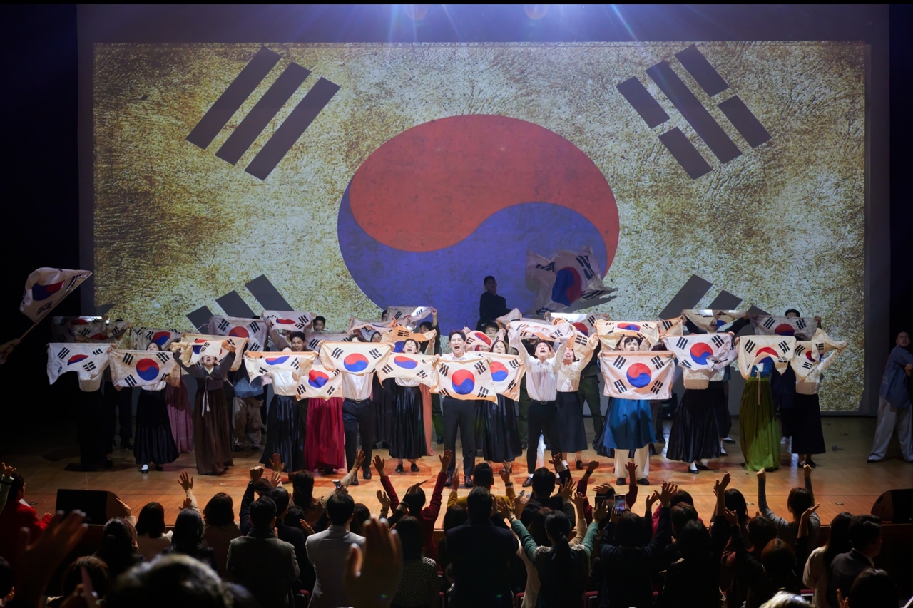 윤동주 역을 맡은 HSS 고등부 박현빈 학생, 서예화 학생 등 고등부 뮤지컬팀이 ‘윤동주 달을 쏘다’를 공연하고 있다. [홀리씨즈교회 HSS 제공]