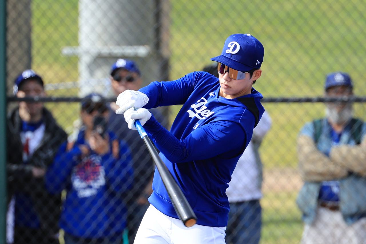 Kim Hye-seong of the Los Angeles Dodgers takes a swing during spring training at Camelback Ranch in Glendale, Arizona, on Sunday. (Yonhap)