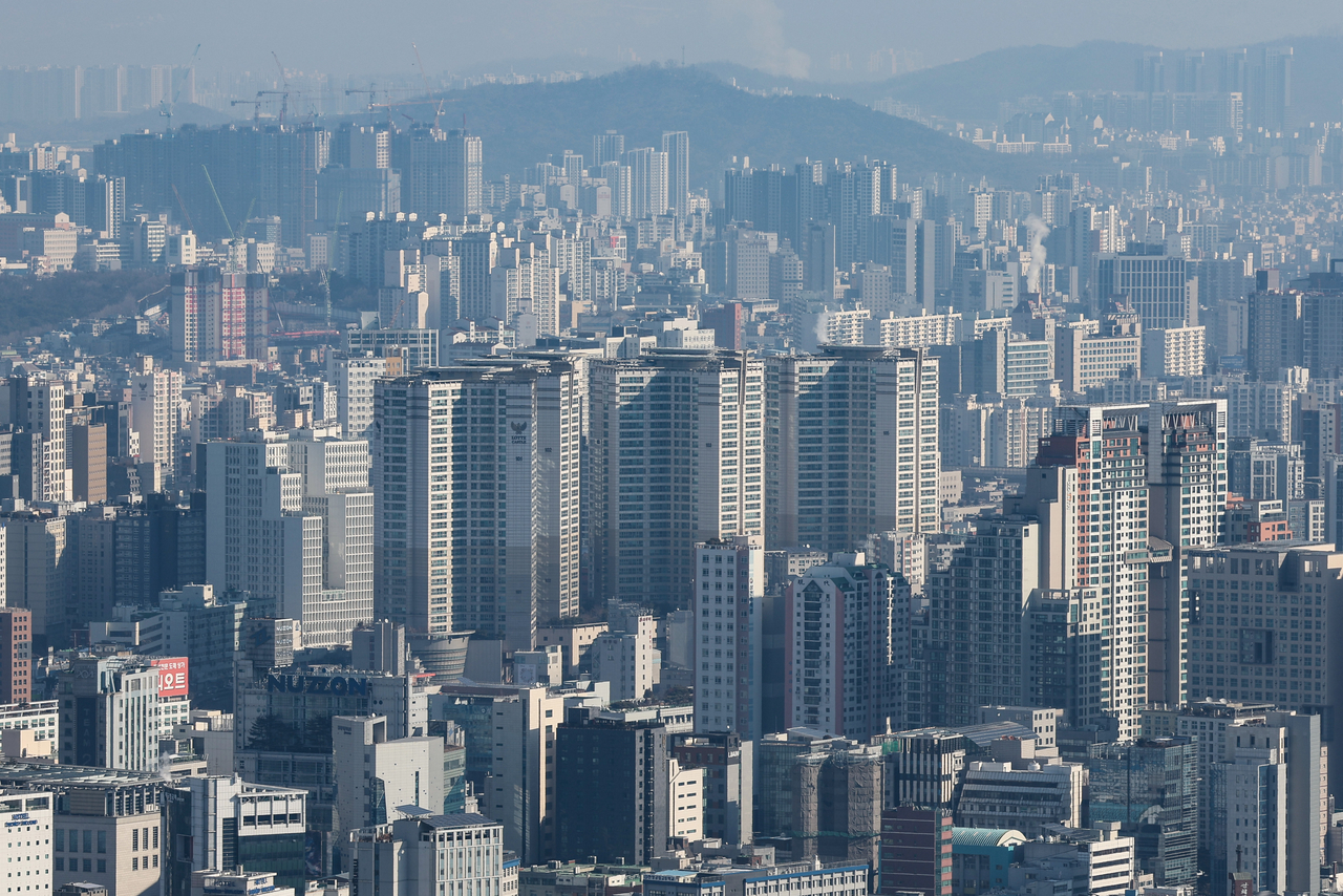 서울 시내의 아파트. [연합]