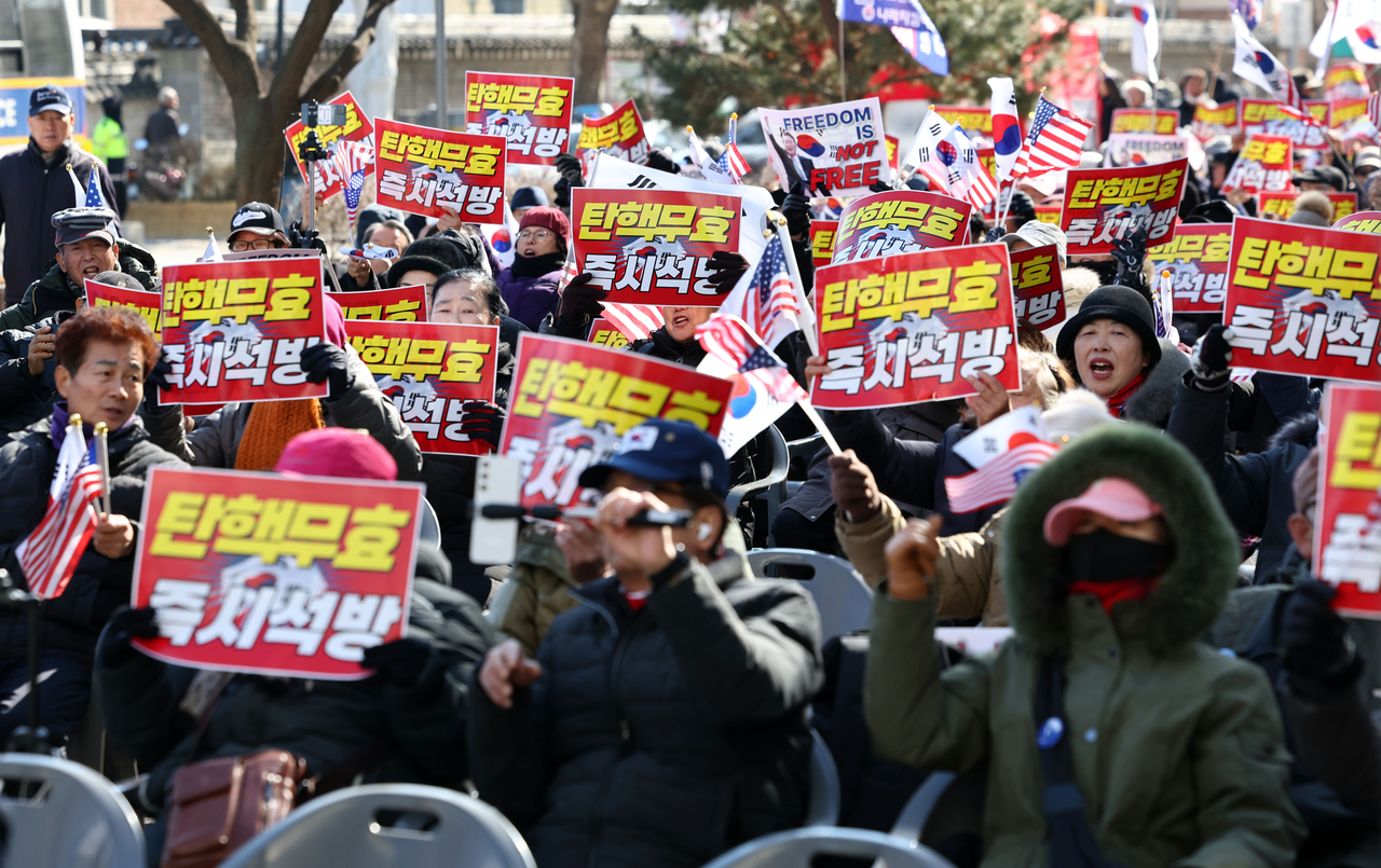 Supporters of President Yoon Suk Yeol protest in Jongno-gu, central Seoul,  Thursday against the impeachment of the now-suspended leader, with some livestreaming the scene on their phones. (Yonhap)