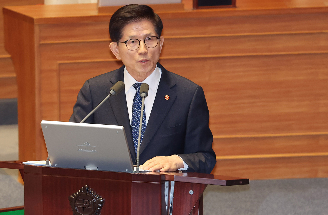 김문수 고용노동부 장관이 14일 서울 여의도 국회 본회의장에서 열린 교육·사회·문화분야 대정부질문에서 국민의힘 임이자 의원의 질의에 답변하고 있다. [연합]