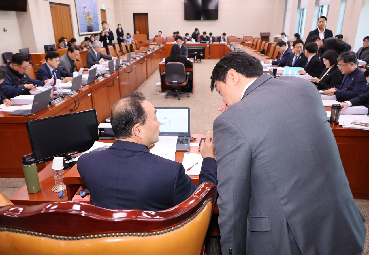 17일 국회 산업통상자원중소벤처기업위원회 산업통상자원특허소위원회에서 더불어민주당 소속 김원이 소위원장이 반도체법, 에너지3법 등 안건을 상정하기에 앞서 전문위원과 대화하고 있다. [연합]