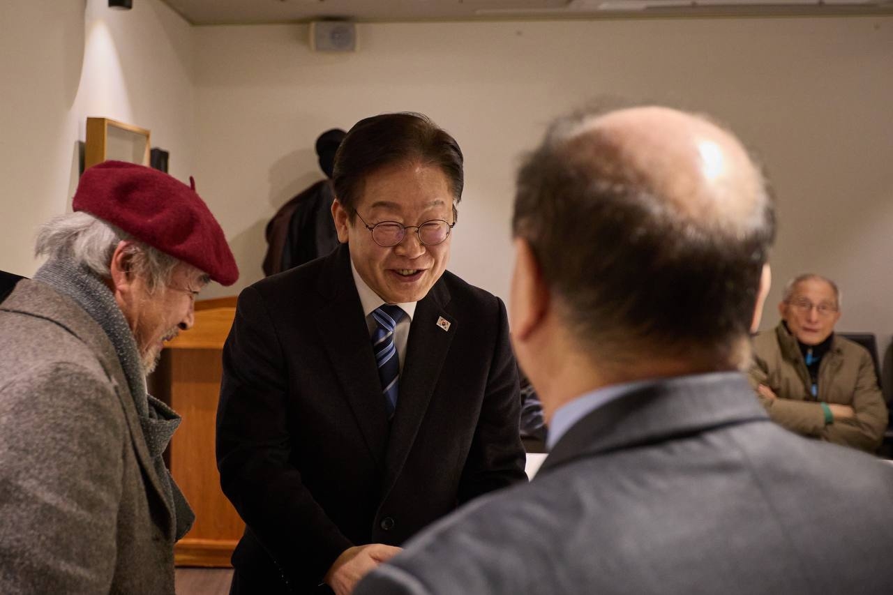 이재명 더불어민주당 대표가 17일 서울 시내 모처에서 시민사회 원로들과 오찬을 하기에 앞서 인사하고 있다. [더불어민주당 제공]