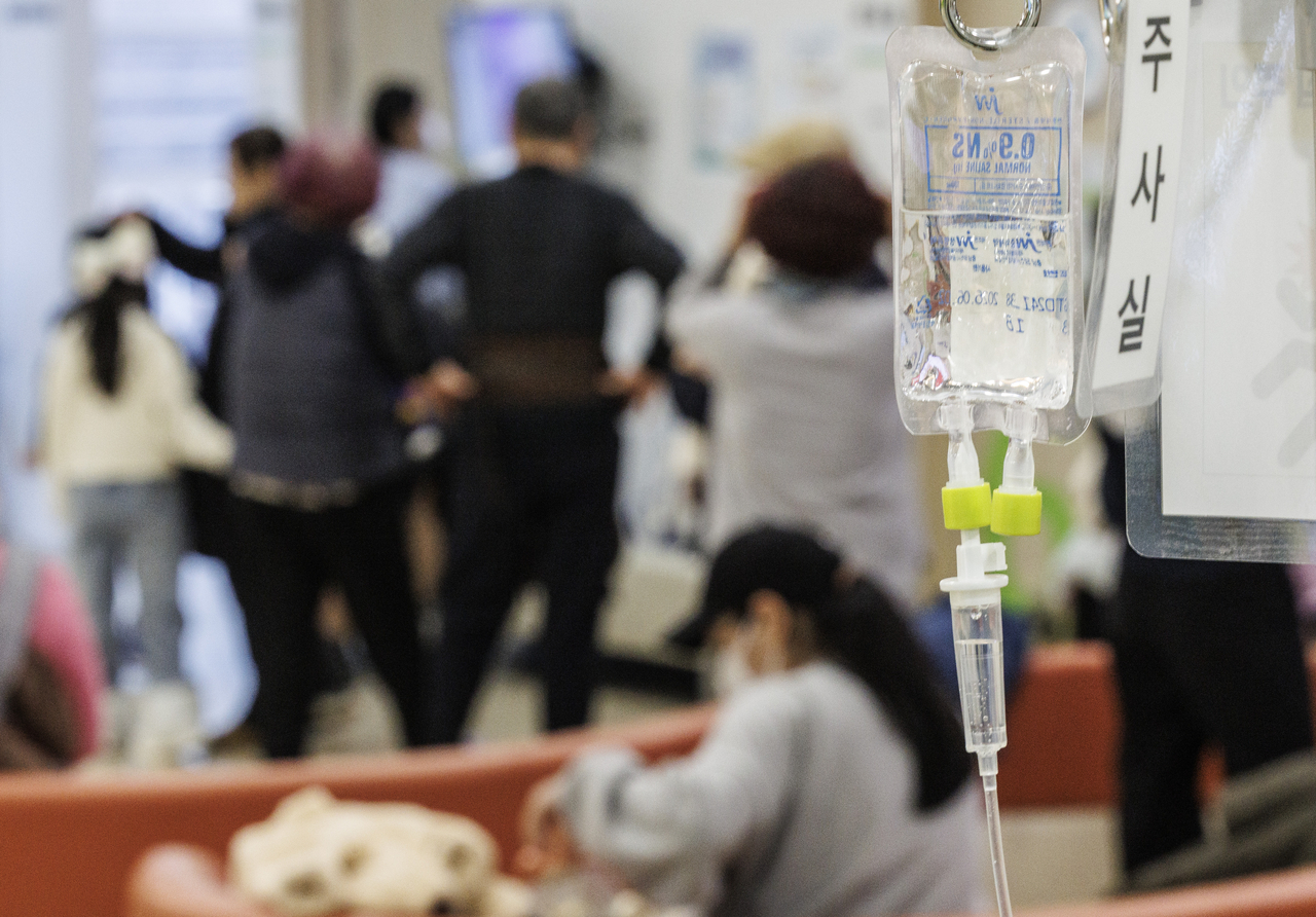 Patients wait their turn at a hospital in Seongbuk-gu in Seoul. (Yonhap)