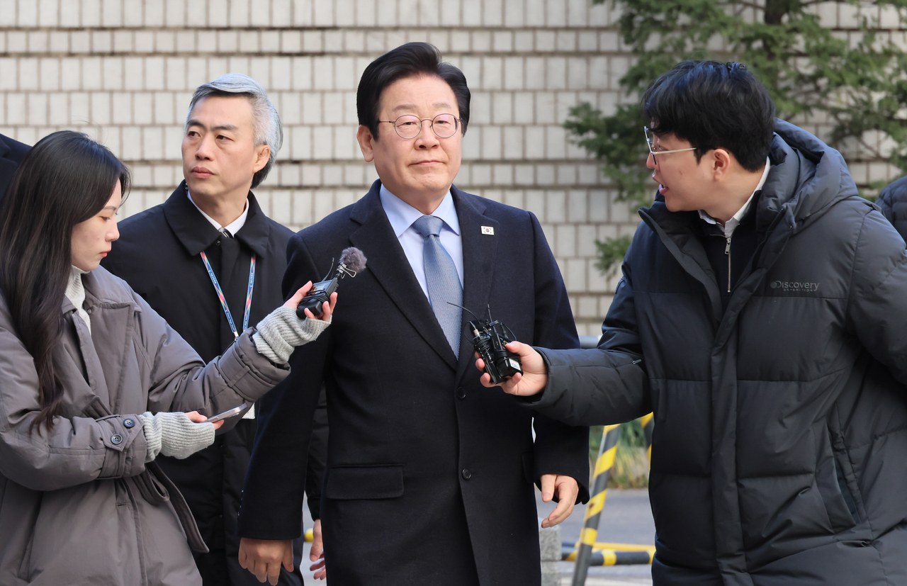이재명 더불어민주당 대표의 대장동 사건을 맡는 법원 재판부가 교체된다. 사진은 이 대표가 지난 23일 서울 서초구 서울고등법원에서 열린 공직선거법 위반 사건 항소심 첫 재판에 출석하는 모습. [연합]