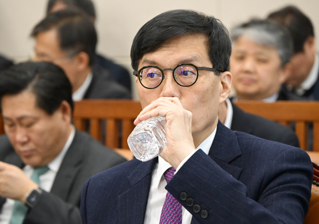 이창용 한국은행 총재가 18일 서울 여의도 국회에서 열린 기획재정위원회 전체회의에서 물을 마시고 있다. 이상섭 기자