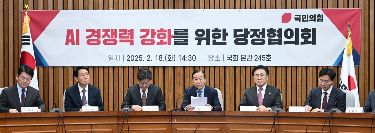 권영세 국민의힘 비대위원장이 18일 오후 서울 여의도 국회에서 열린 AI 경쟁력 강화를 위한 당정협의회에 참석해 모두발언하고 있다. 이상섭 기자