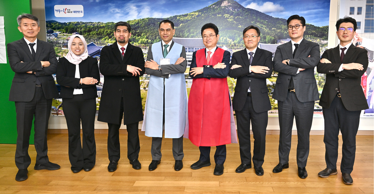 18일 경북도청을 방문한 모하메드 잠루니 빈 카리드 주한 말레이시아 대사와 이철우 경북지사 등 경북도 관계자들이 기념사진을 찍고 있다.[경북도 제공]
