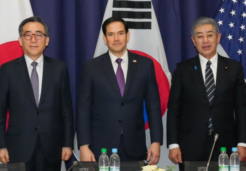 Foreign Minister Cho Tae-yul (left), US Secretary of State Marco Rubio (center) and Japanese Foreign Minister Takeshi Iwaya pose for a photo during a trilateral meeting on the margins of the Munich Security Conference in Germany on Saturday. (Seoul's foreign ministry)