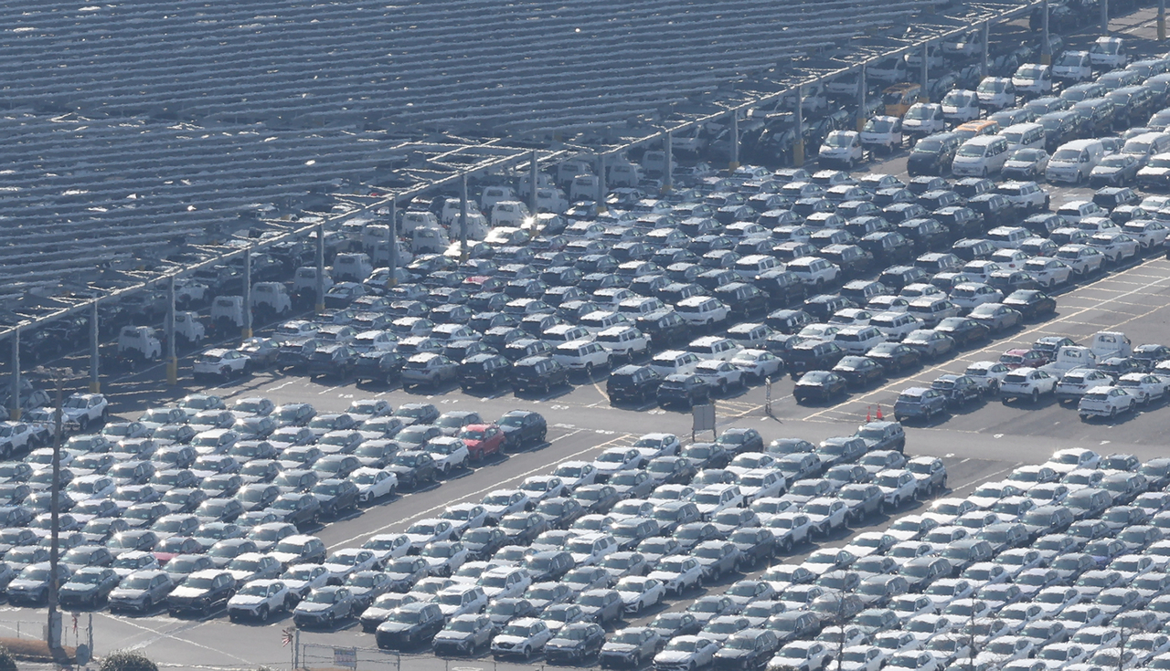 Cars are waiting to be exported at a port next to Hyundai Motor Co.'s manufacturing facility in Ulsan, about 305 kilometers southeast of Seoul, on Feb. 11. (Yonhap)