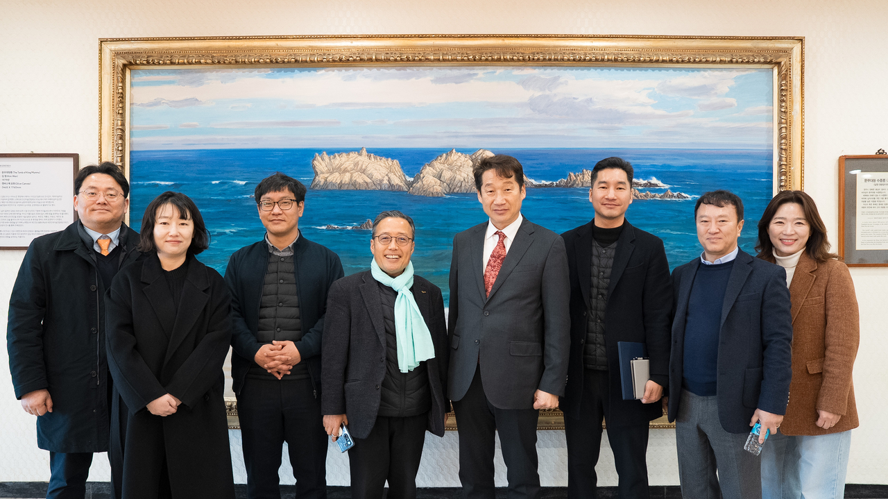 국립해양과학관과 경상북도문화관광공사는 지난 18일 경상북도문화관광공사에서 동해안의 지속가능한 해양문화관광 발전과 ESG 확산을 위한 업무협약 체결후 단체 기념사진을 찍고 있다.