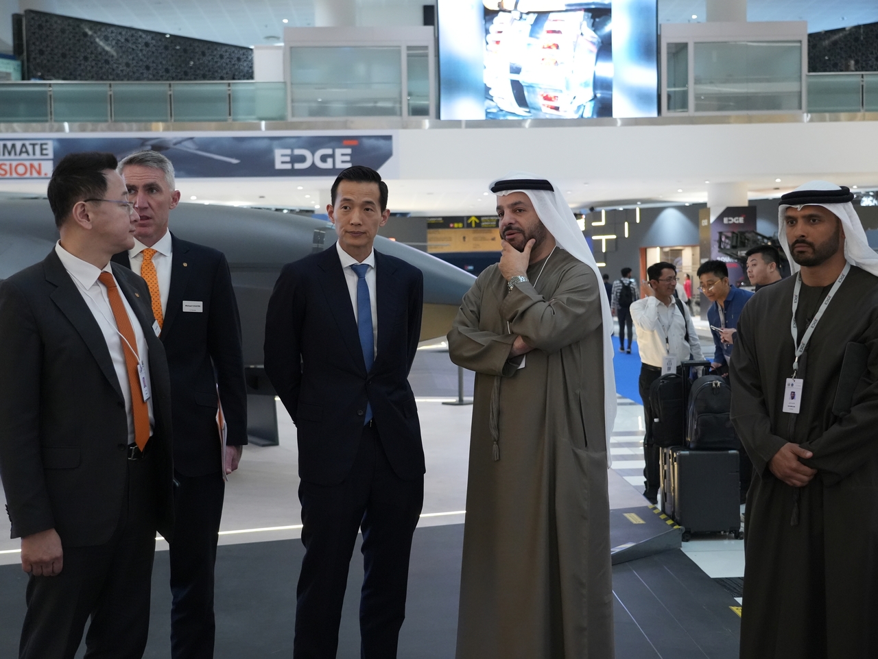 김동관(왼쪽 세번째) 한화그룹 부회장이 17일(현지시간) 아랍에미리트(UAE)에서 열린 방위산업 전시회 IDEX 2025에서 EDGE 그룹 CEO 파이살 알 반나이(왼쪽 네번째)와 업무 미팅을 진행했다. [한화 제공]