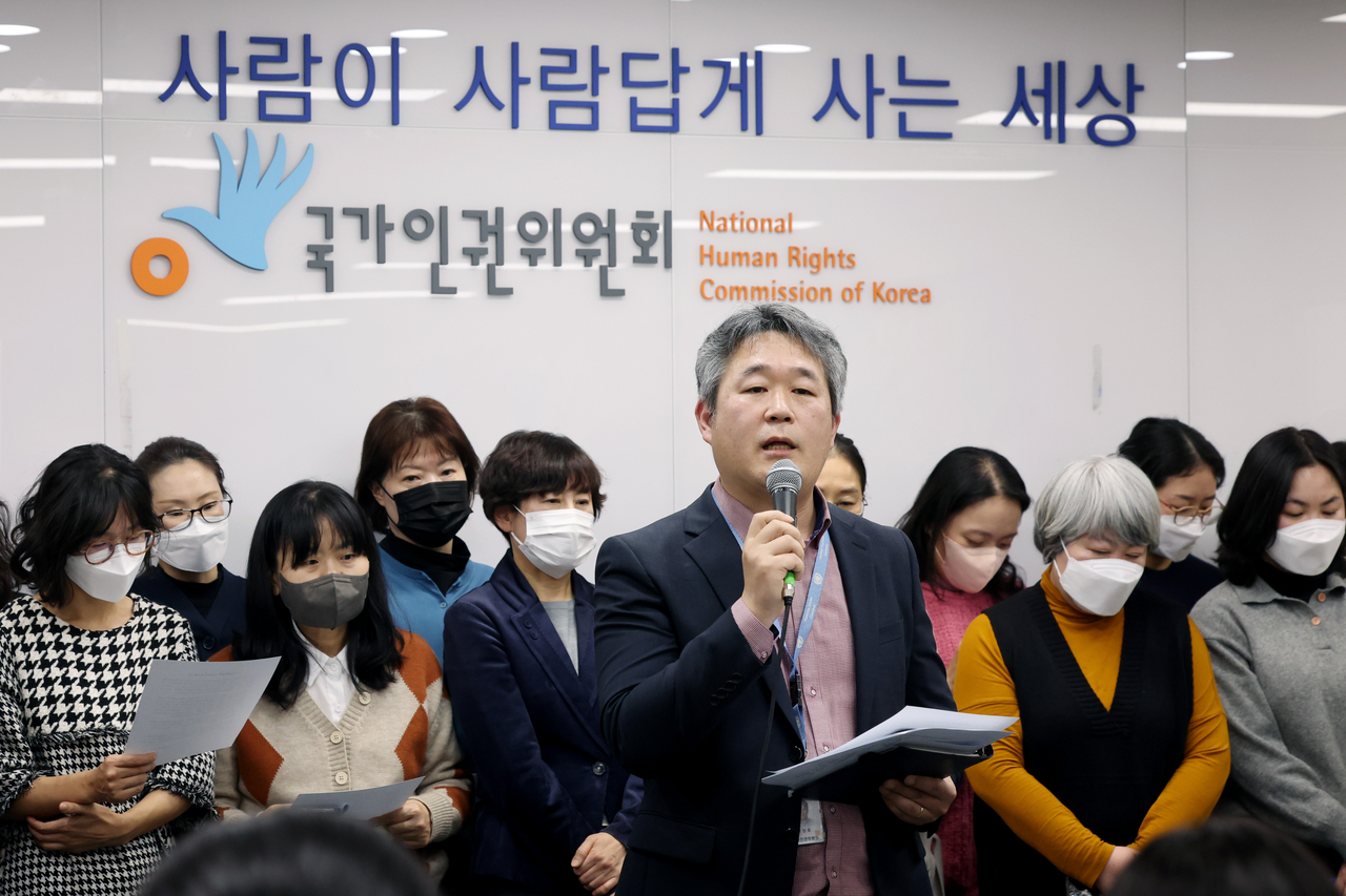 Staff members of the National Human Rights Commission of Korea hold a press conference on Feb. 11 decrying their organization's adoption of a controversial recommendation to guarantee President Yoon Suk Yeol's right to defense during his ongoing trials for insurrection and power abuse. The NHRCK's recommendation is not legally binding. (Yonhap)
