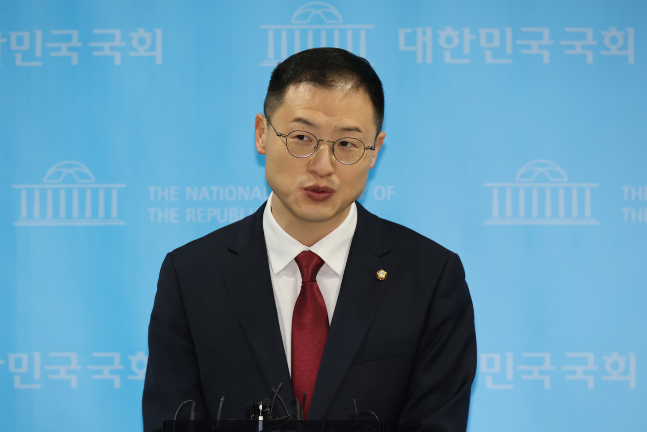 국민의힘 김상욱 의원이 지난 14일 국회 소통관에서 울산시당위원장 사퇴와 관련한 기자회견을 마친 뒤 백브리핑을 통해 추가 설명을 하고 있다. [연합]