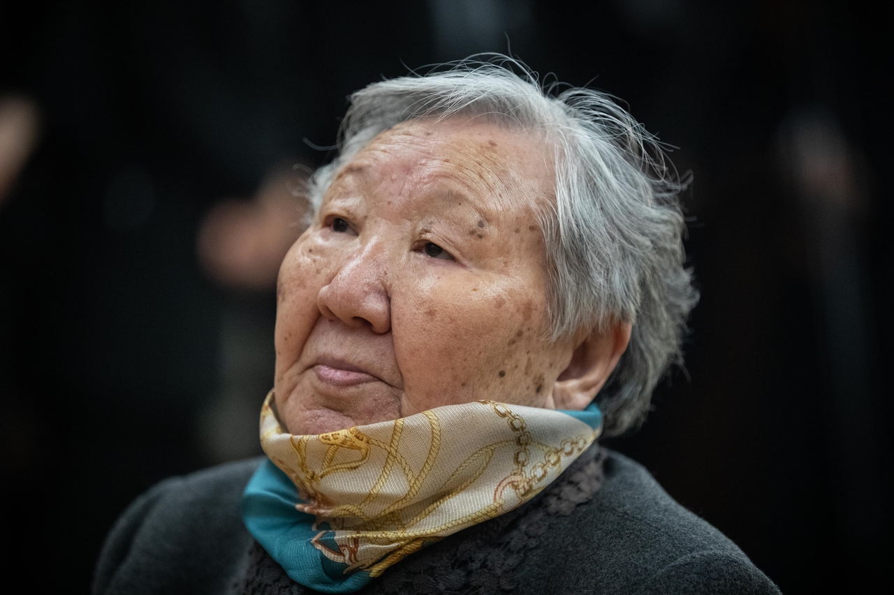 일본군 위안부 피해자인 길원옥 할머니가 16일 별세했다. 향년 97세. 사진은 2019년 서울 서대문구 신촌세브란스병원 장례식장에 마련된 일본군 위안부 피해자 고(故) 김복동 할머니 빈소를 찾은 길 할머니의 모습. [연합]