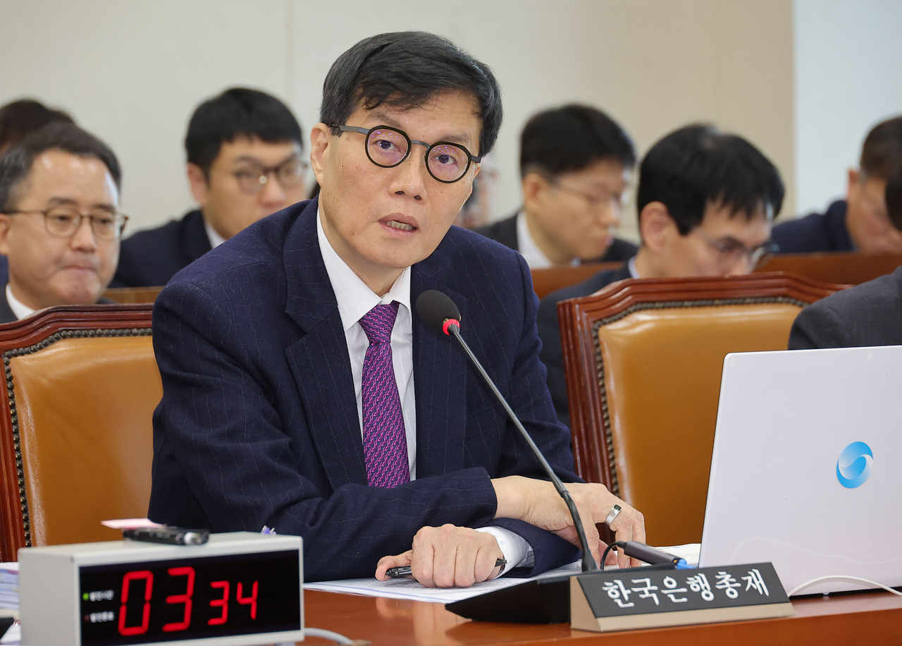 이창용 한국은행 총재가 18일 국회에서 열린 기획재정위원회 전체회의에서 의원 질의에 답변하고 있다. [연합뉴스]