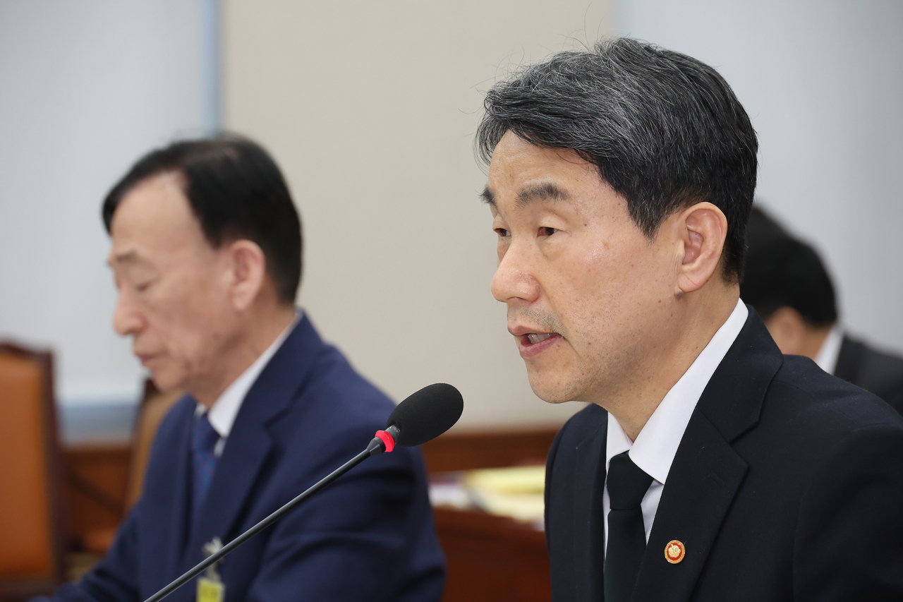 18일 서울 여의도 국회에서 대전 초등생 고 김하늘 양이 피살된 사건과 관련해 현안질의 등을 위해 열린 교육위원회 전체회의에서 이주호 부총리 겸 교육부 장관이 의원 질의에 답하고 있다. [연합]