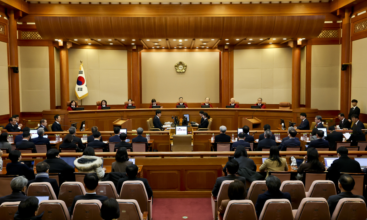 18일 서울 종로구 헌법재판소에서 윤석열 대통령 탄핵심판 9차 변론이 열리고 있다. 윤 대통령은 이날 변론에 출석하기 위해 헌법재판소에 왔으나 변론 시작 전 구치소로 복귀했다. [연합뉴스]