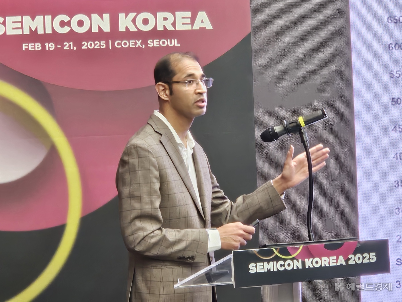 고라브 굽타 가트너 부사장이 19일 열린 ‘세미콘 코리아 2025’ 기자간담회에서 반도체 시장 전망에 대해 발표하고 있다. 김민지 기자