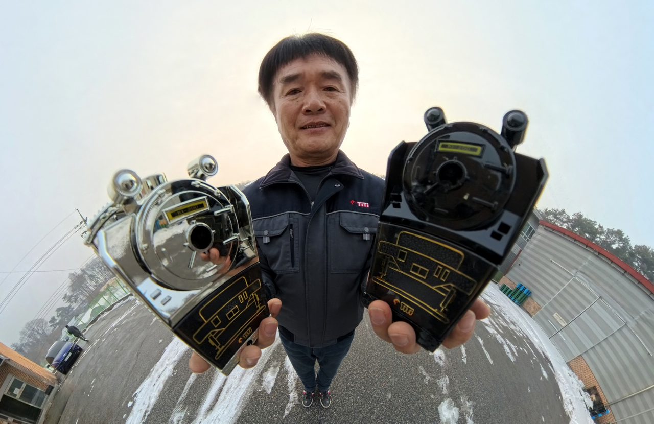 Kim Won-rae, TiTi’s sole warranty service provider for Hi Shapa pencil sharpeners, poses for a photo before his interview with The Korea Herald on  Jan. 14. (Im Se-jun/The Korea Herald)