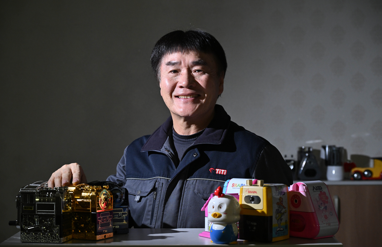 Kim Won-rae, the warranty service provider for Hi Shapa pencil sharpeners, poses for a photo before his interview with The Korea Herald on  Jan. 14. (Im Se-jun/The Korea Herald)