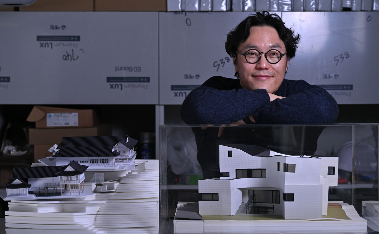 정대호 소다건축사사무소장이 7일 오후 서울 강남구 사무실에서 헤럴드경제와 인터뷰에 앞서 포즈를 취하고 있다. 임세준 기자