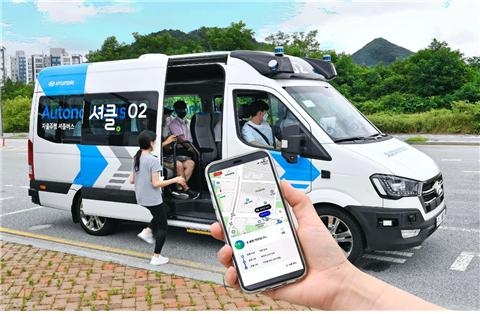 현대자동차의 ‘셔클(Shucle)’은 AI 기반 수요응답형 모빌리티 서비스로, 교통 소외 지역의 이동 편의를 개선한다. 승객이 앱으로 차량을 호출하면 AI가 최적 경로를 설정하며, 현재 세종시 등 45개 지역에서 운영 중이다. 신도시, 농어촌, 산업단지 등에서 대중교통을 보완하는 역할을 하고 있다. [출처 : 현대차 홈페이지]