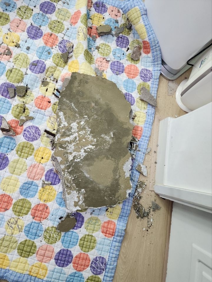 천정 콘크리트 조각이 바닥으로 떨어져 있다. [뉴시스]
