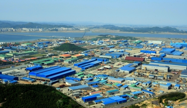 제조 중소기업 10곳 중 9곳이 정부의 국가 온실가스 감축목표의 기한 내 달성이 어렵다고 답한 것으로 조사됐다. 사진은 영암 대불산업단지 전경.[뉴시스]