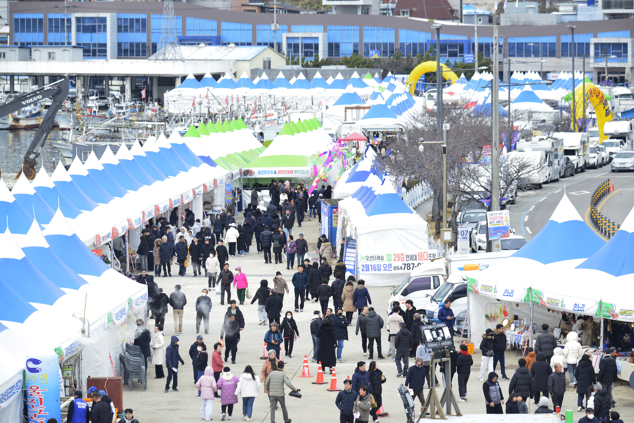 지난해 울진 후포면 왕돌초 광장에서 관광객들이 울진대게와 붉은대게 축제에 참가해 제철 먹거리를 즐기고있다. (울진군 제공)
