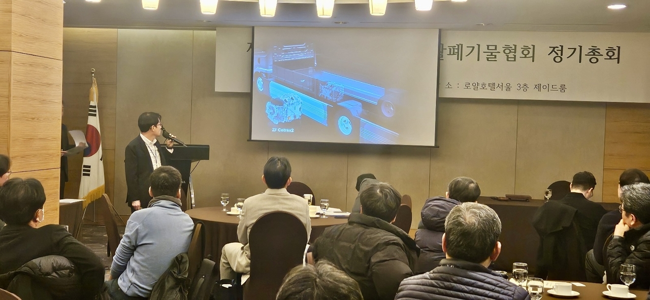 서울시 생활폐기물협회 정기총회에서 공개한 친환경 전기트럭 ‘기쎈’ 청소차 [타타대우모빌리티 제공]