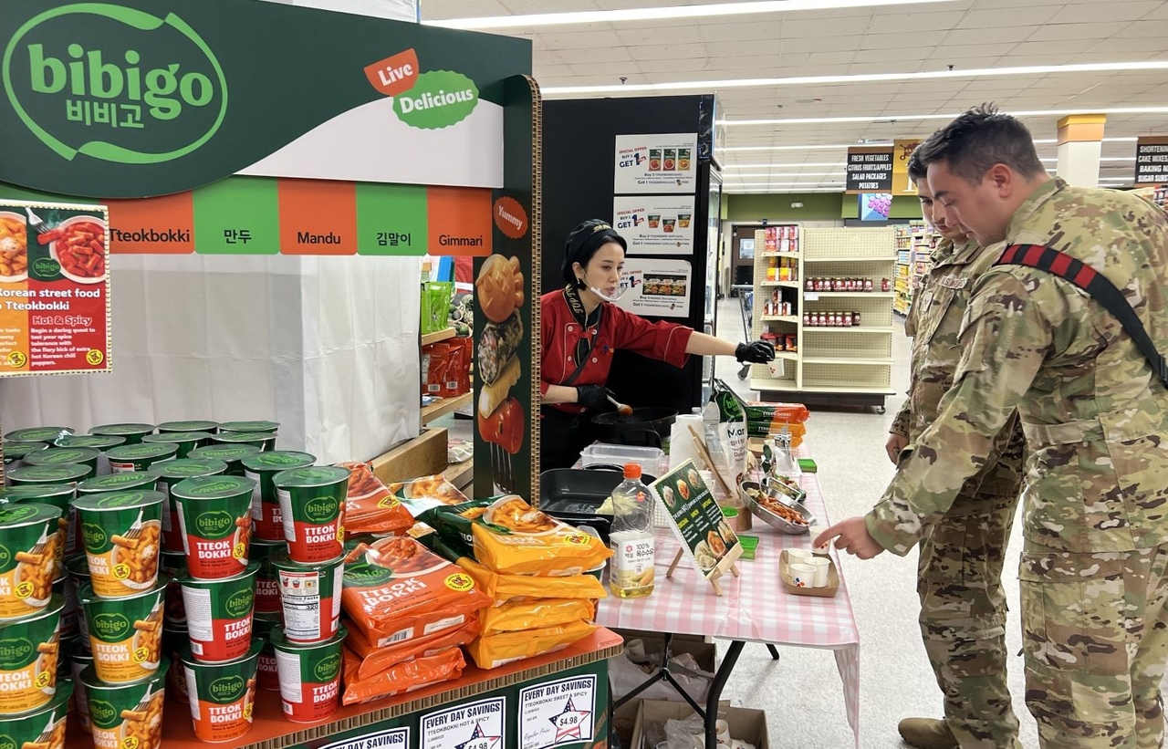 US military members in Guam sample CJ CheilJedang's K-food products during a product launch event on Feb. 16. (CJ CheilJedang)