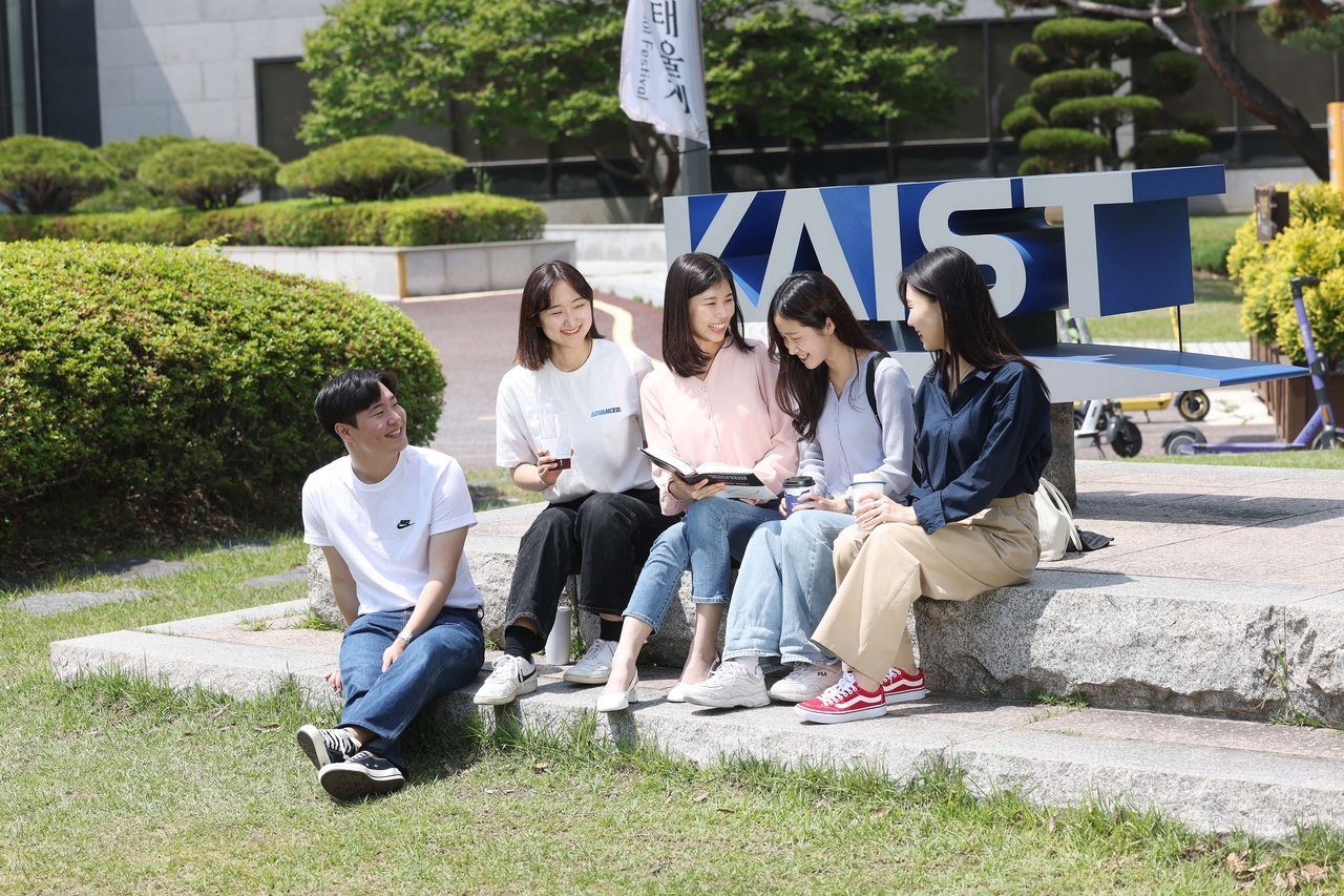 KAIST 캠퍼스에서 학생들이 대화를 나누고 있다.[KAIST 제공]