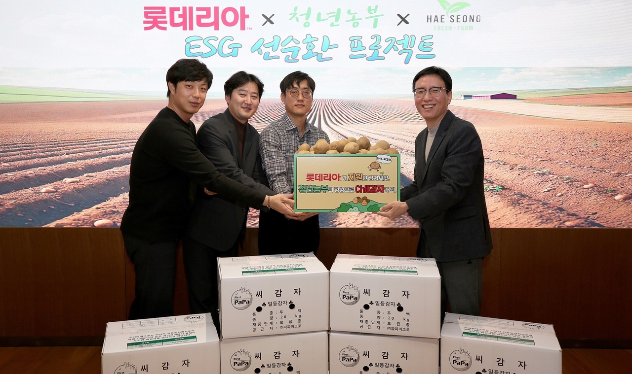 지난 18일 열린 ‘2025 선순환 프로젝트’에서 최용환 롯데GRS ESG 부문장(오른쪽부터), 조은호 청년농부, 김광호 청년농부, 이봉구 청년농부가 기념사진을 촬영하고 있다. [롯데GRS 제공]