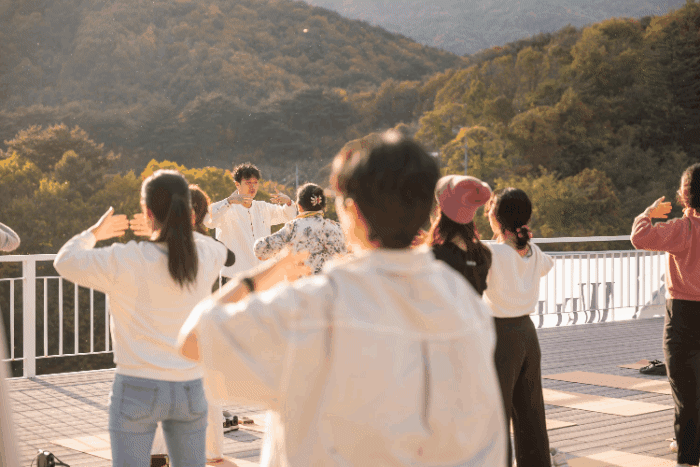 생텀마을을 찾은 청년들을 대상으로 힐링콘텐츠 프로그램을 진행하고 있다. (예천군 제공