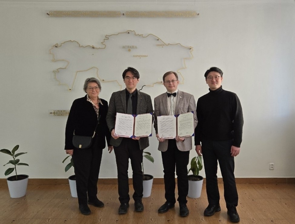 지난 10일부터 14일까지 카자흐스탄을 방문한 대구보건대 김영근 교무처장과 김경돈 국제교류팀장이 카라간다 의과대와 업무협약을 맺고 관계자들과 기념촬영을 하고 있다.[대구보건대 제공]
